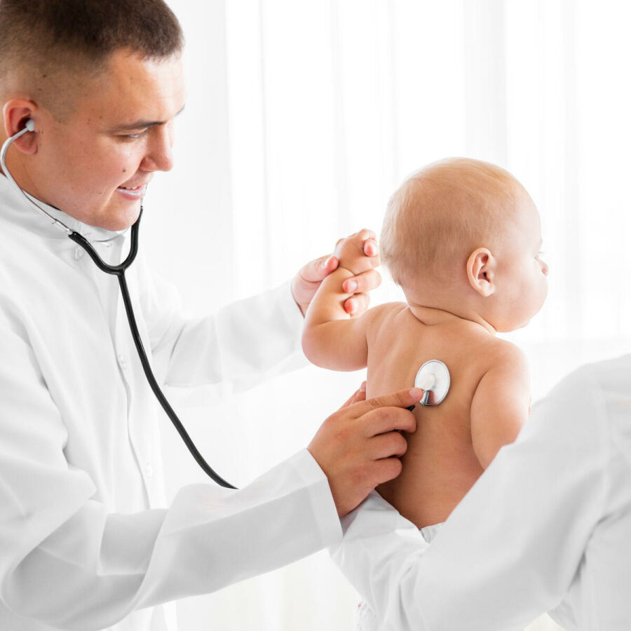 Imagem bebê-sendo-examinado-pelo-médico